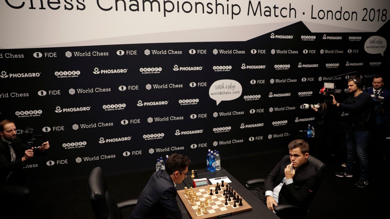 achový svetový šampión, nórsky obhajca Magnus Carlsen (vpravo) a jeho vyzývateľ Američan Fabiano Caruana v otváracom kole 1. partie zápasu o titul majstra sveta v šachu v Londýne 9. novembra 2018.