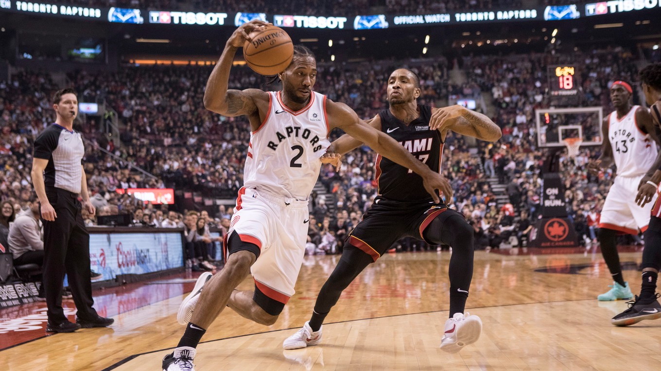 Kawhi Leonard útočí, bráni Rodney McGruder.