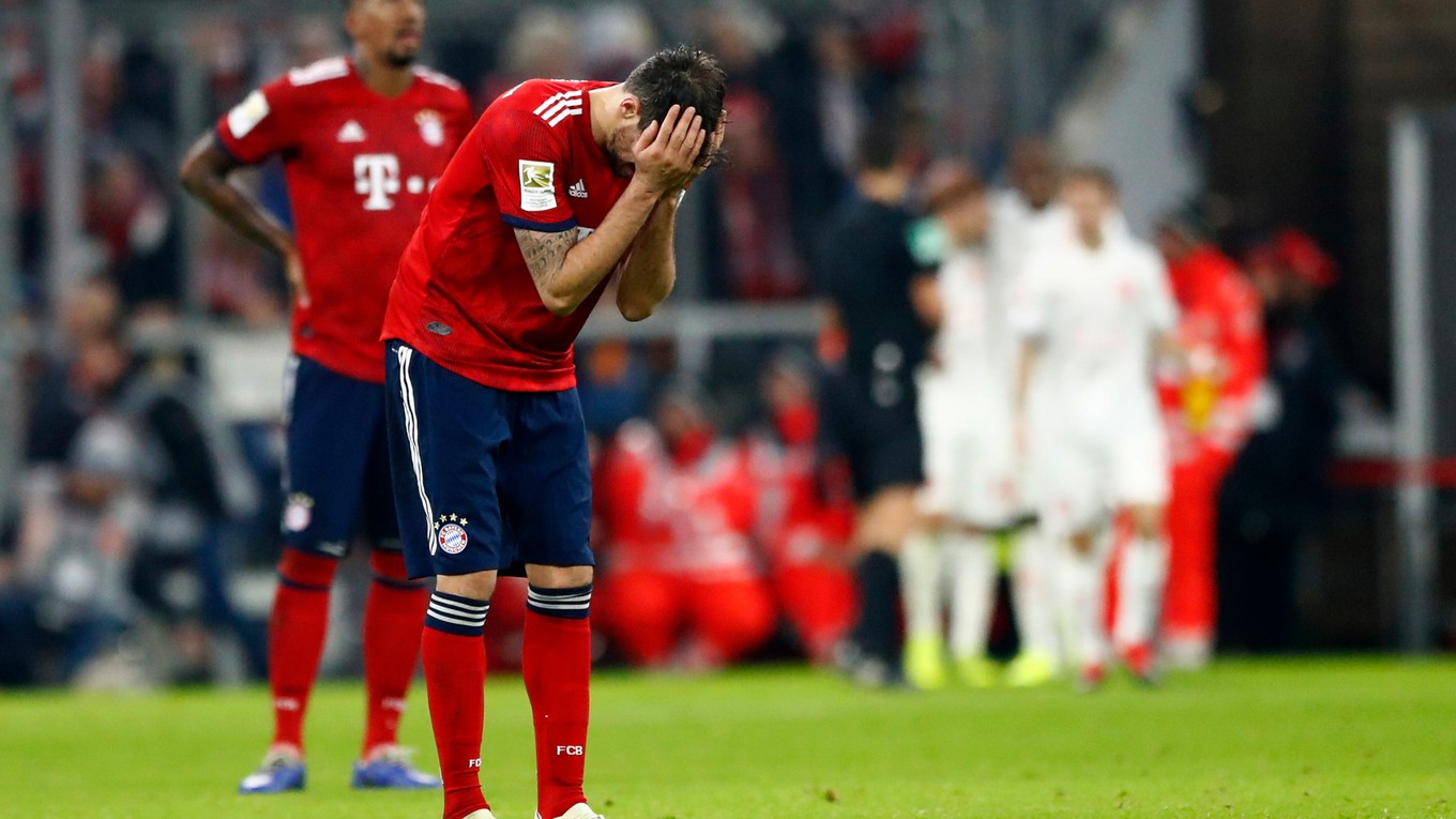 Javi Martinez a jeho reakcia počas zápasu s Düsseldorfom.