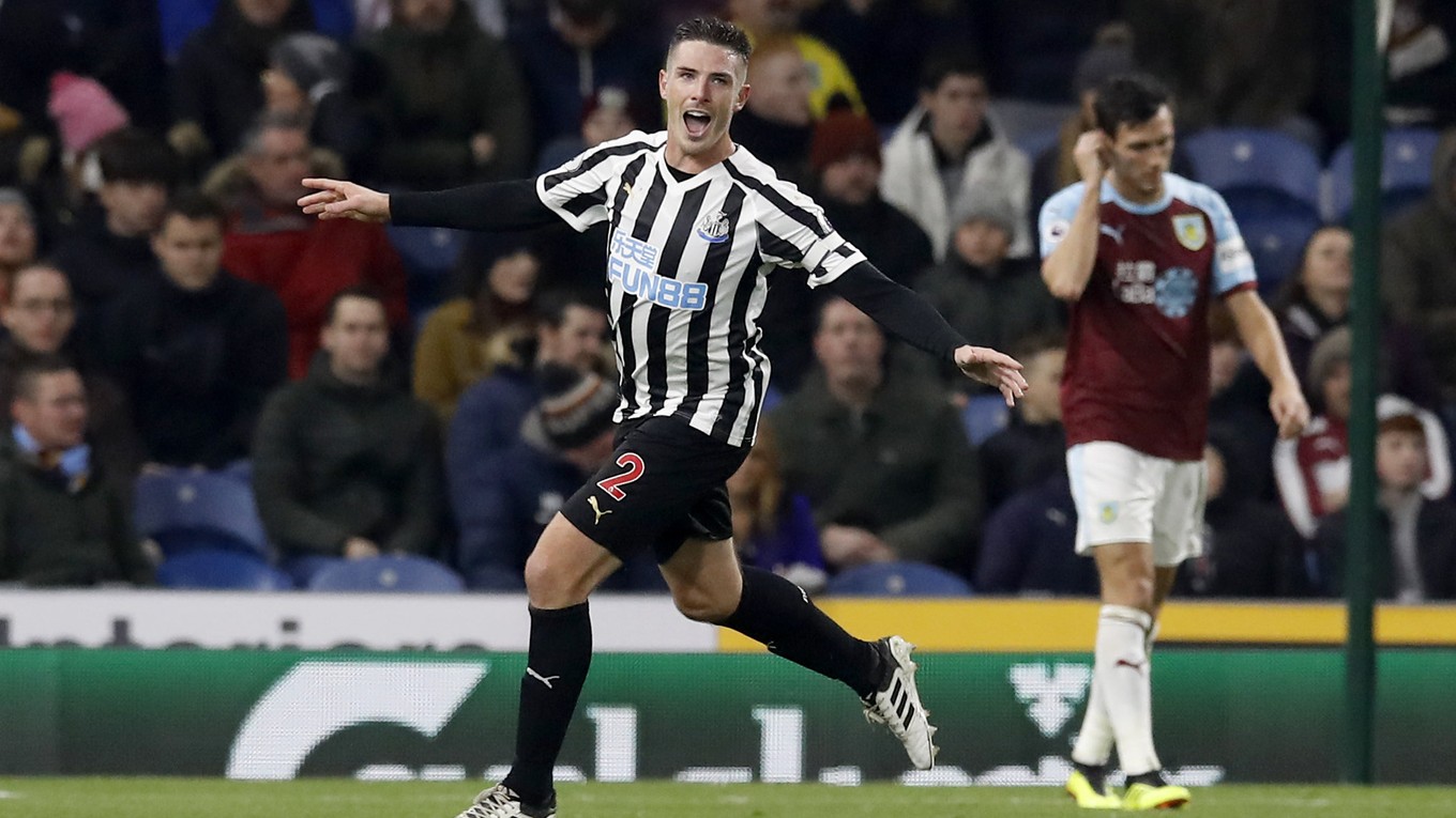 Ciaran Clark z Newcastlu United sa teší z gólu do siete Burnley.