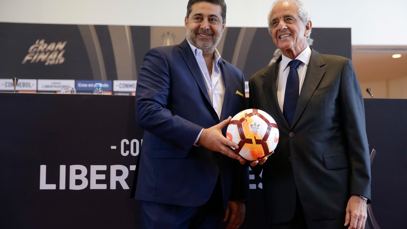 Vpravo prezident klubu River Plate Rodolfo D'Onofrio a šéf Boca Juniors Daniel Angelici.