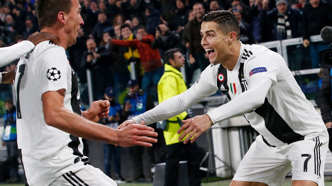 Mario Mandžukič  Cristiano Ronaldo sa radujú z gólovej akcie.