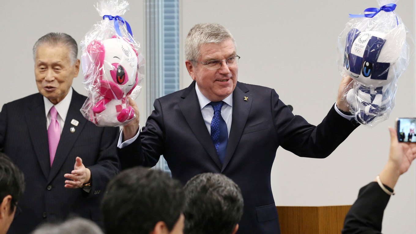 Prezident Medzinárodného olympijského výboru Thomas Bach počas inšpekcie v Tokiu.