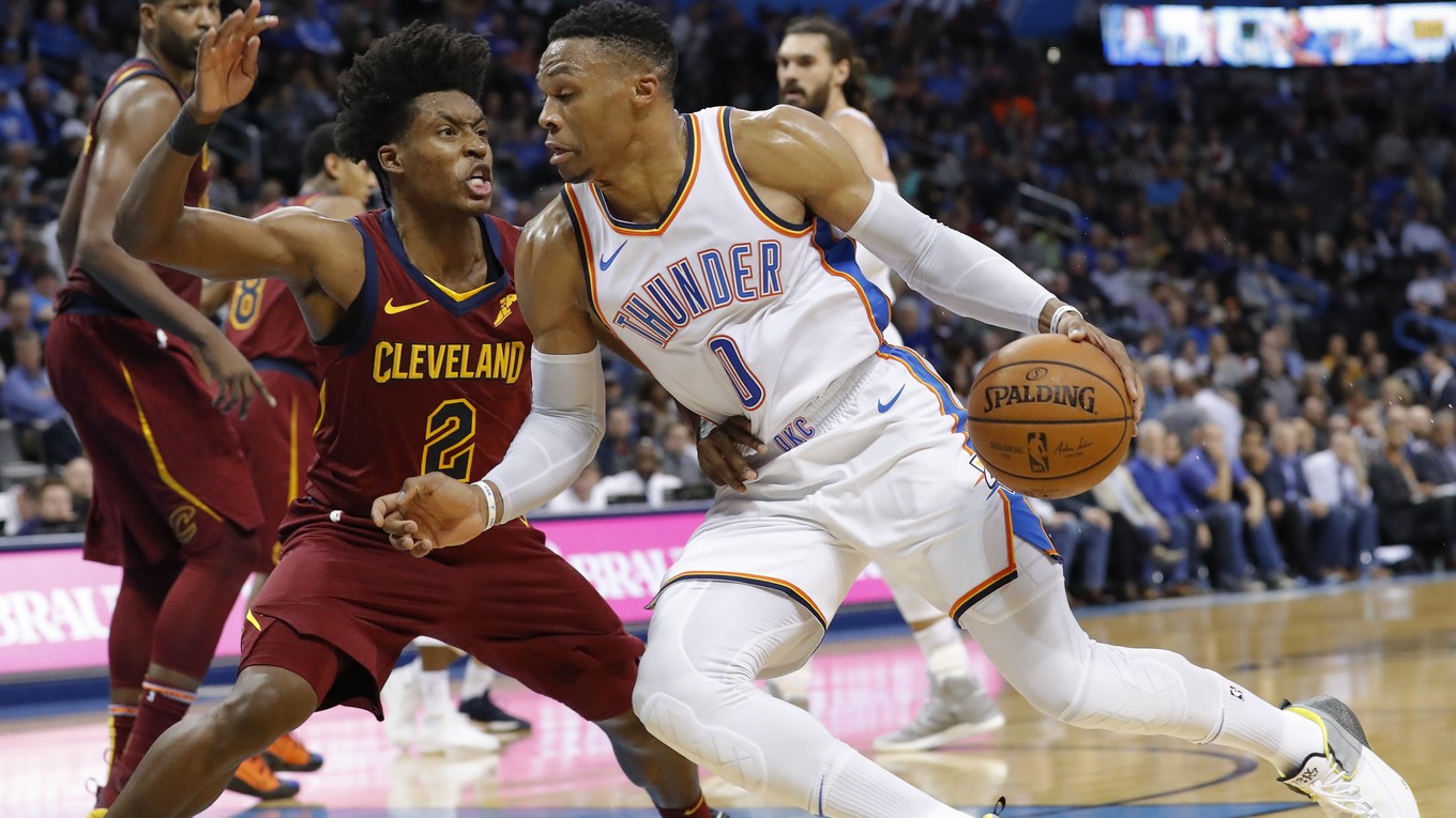 Russell Westbrook útočí, súper Collin Sexton z Clevelandu Cavaliers bráni.