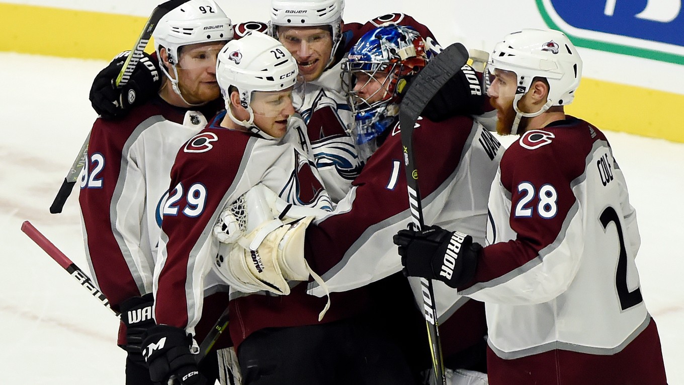 Gabriel Landeskog (92), Nathan MacKinnon (29), Erik Johnson (6) a Ian Cole (28) gratulujú brankárovi Semjonovi Varlamovovi.