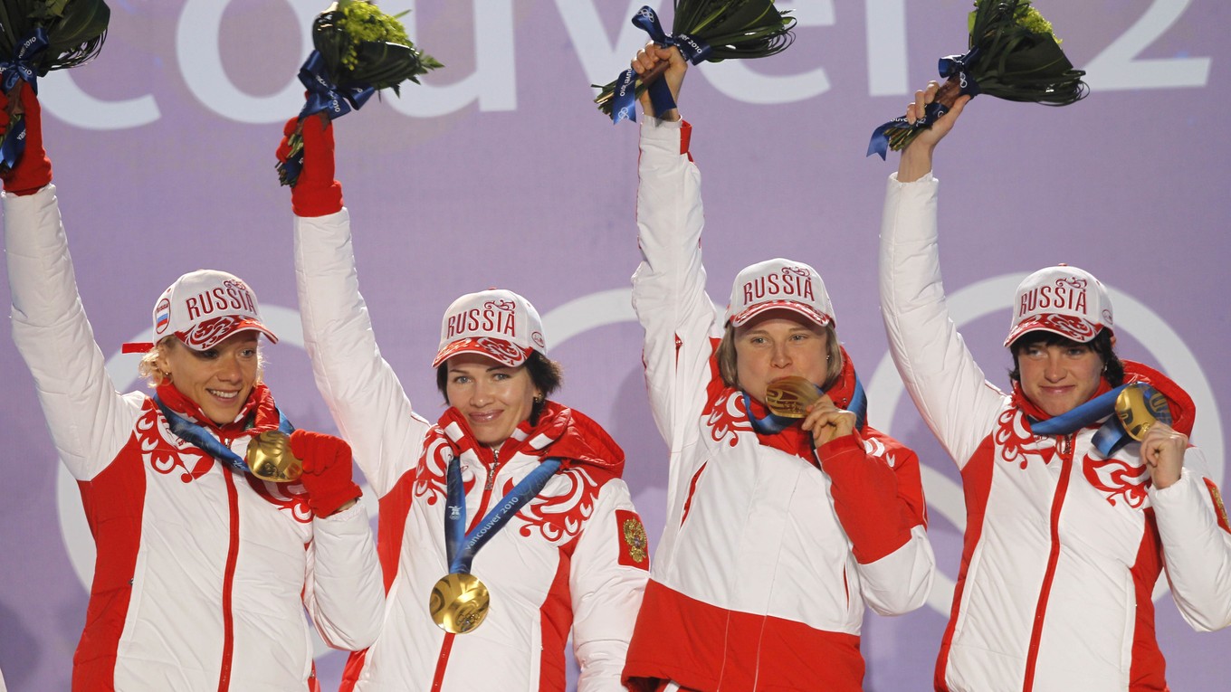 Ruské biatlonistky zľava Svetlana Slepcovová, Anna Titovecová-Bogalijová, Oľga Medvedcevová a Oľga Zajcevová pózujú so zlatými medailami po víťazstve v pretekoch štafiet žien v biatlone na ZOH10 v kanadskom Whistleri 23. februára 2010.