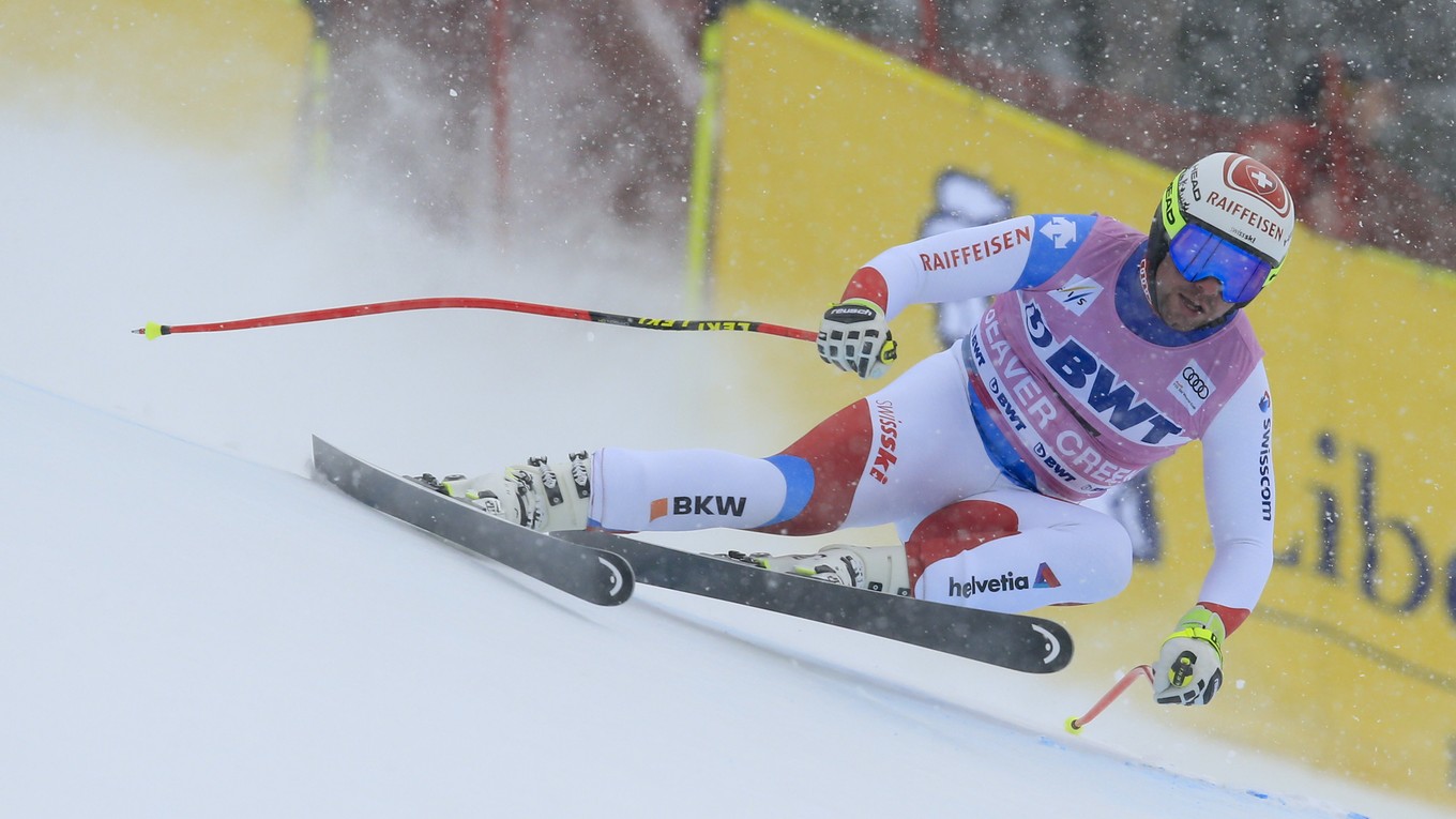 Beat Feuz zdoláva zjazdovku v americkom stredisku Beaver Creek.