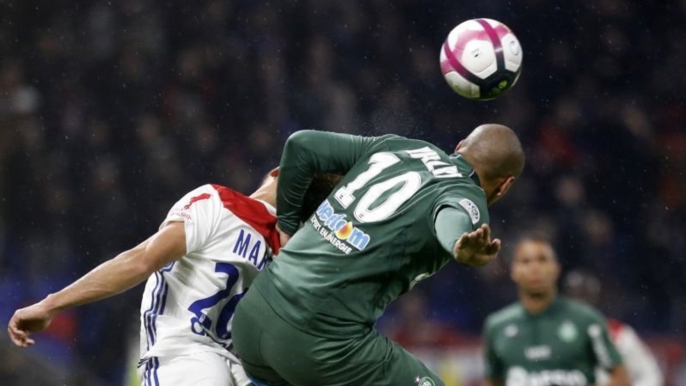 Hlavičkuje Wahbi Khazri, jeden zo strelcov tímu AS St. Étienne,