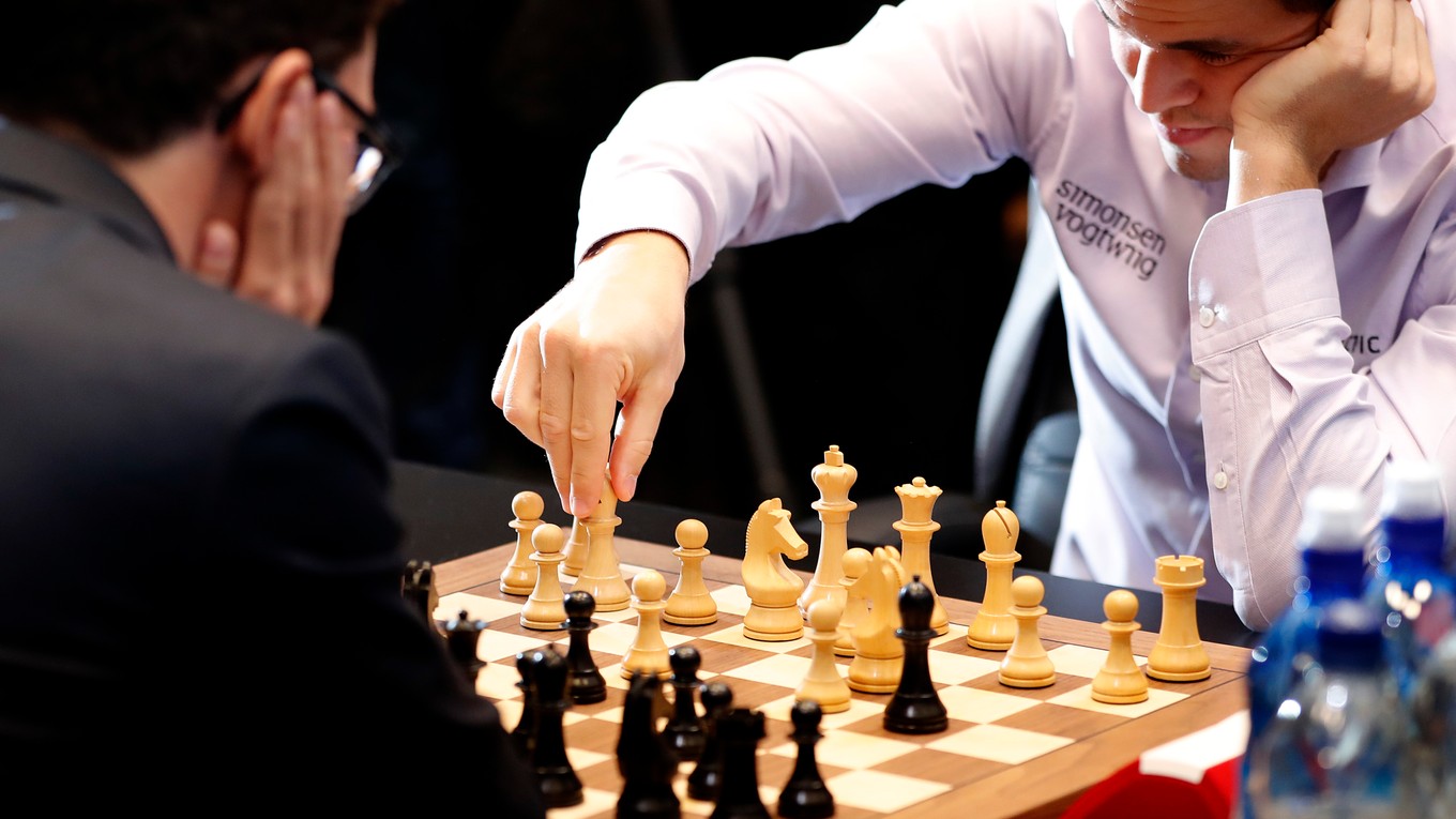 Zápas o šachový titul medzi Magnusom Carlsenom (vpravo) a Fabianom Caruanom priniesol veľkú drámu.