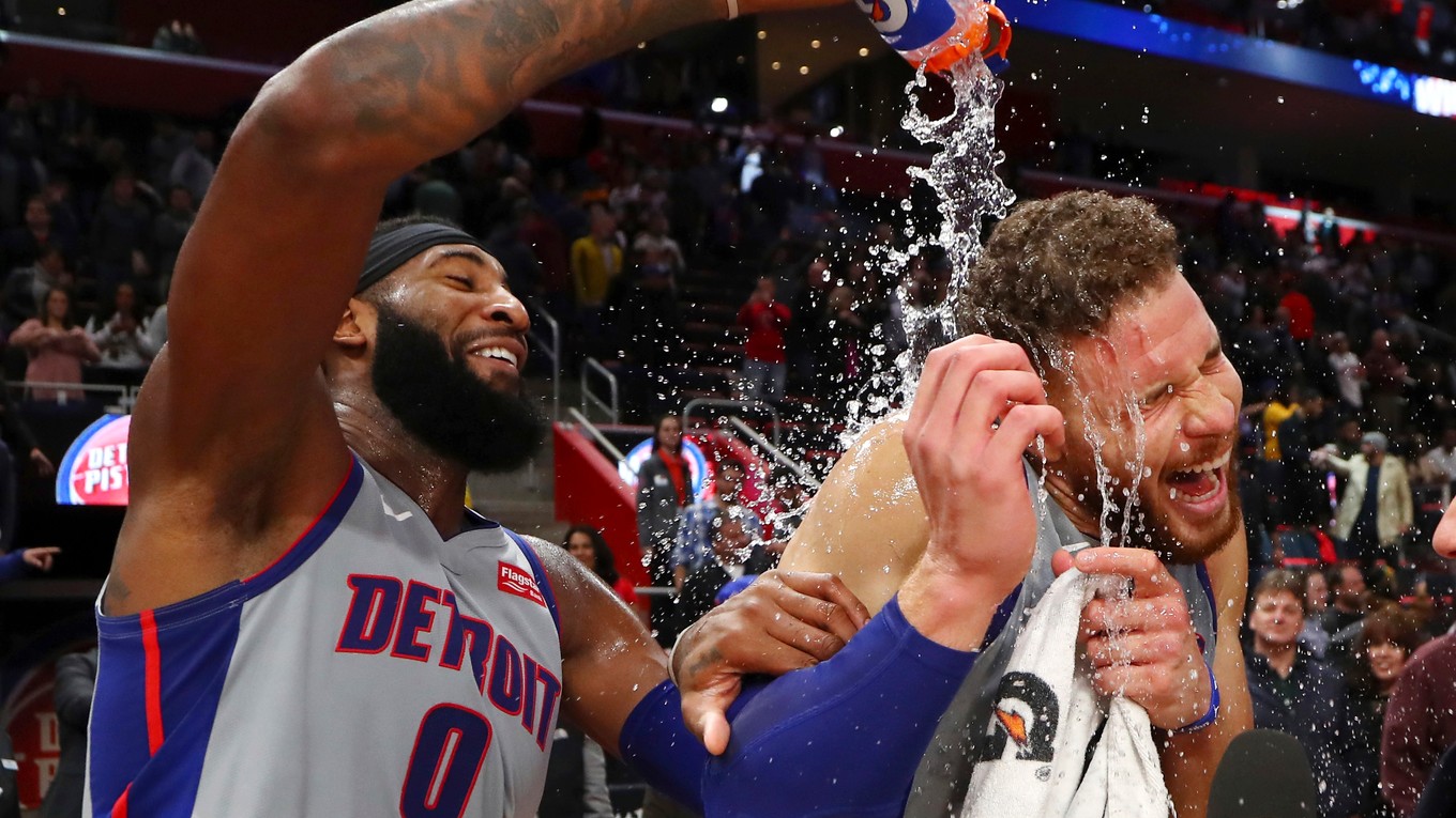 Aj takto si hráči Detroitu užívali víťazstvo nad Golden State. Andre Drummond (vľavo) polieva počas rozhovoru vodou svojho spoluhráča Blakea Griffina.