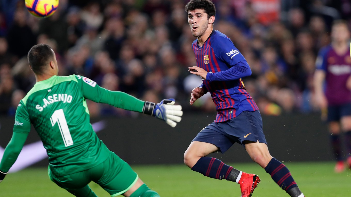 Carlos Aleňa strieľa gól Barcelony do siete Villarrealu.