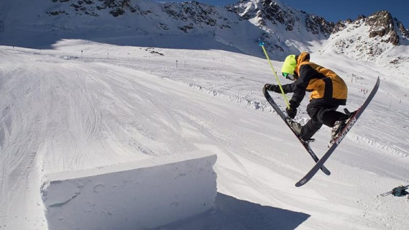 Michael Oravec je veľkým talentom v akrobatickom lyžovaní. 