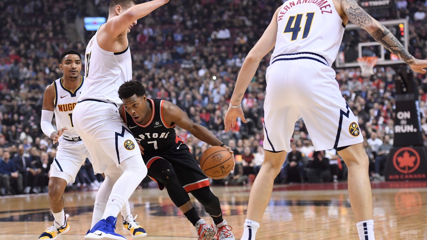 Momentka zo zápasu Toronto - Denver.