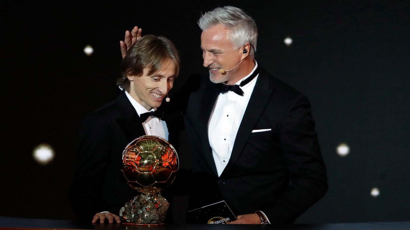 Luka Modrič (vľavo) sa teší zo Zlatej lopty, blahoželá mu David Ginola.
