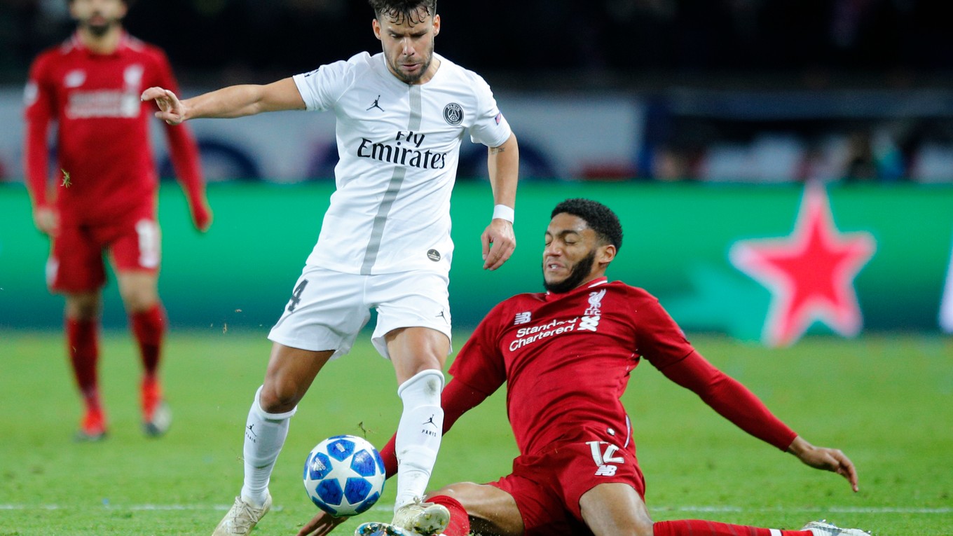 Joe Gomez v červenom drese Liverpoolu v súboji s Juanom Bernatom z Príža St.Germaain v zápase Ligy majstrov.