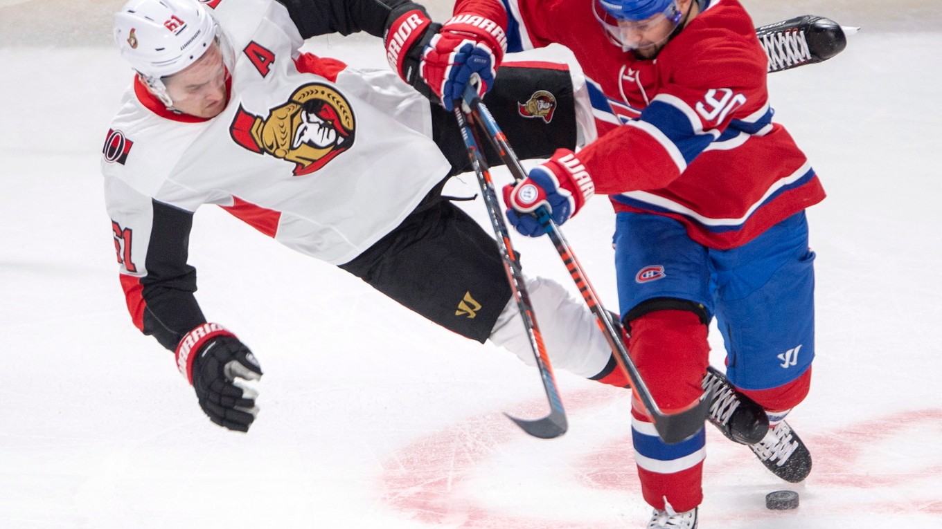 Slovenský hokejista v drese Montrealu Canadiens Tomáš Tatar (vpravo) a hráč Ottawy Senators Mark Stone (vľavo).