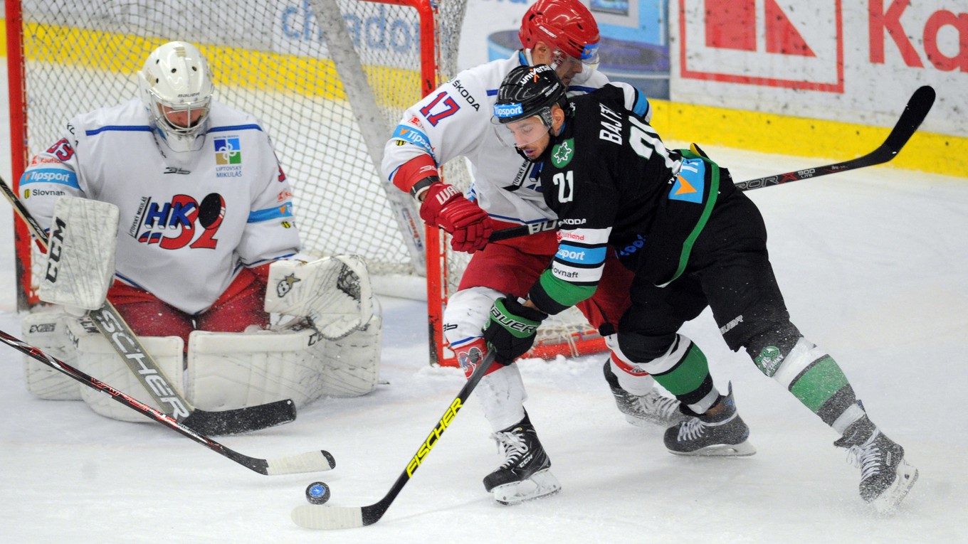 Útočník Nových Zámkov Filip Bajtek (vpravo).