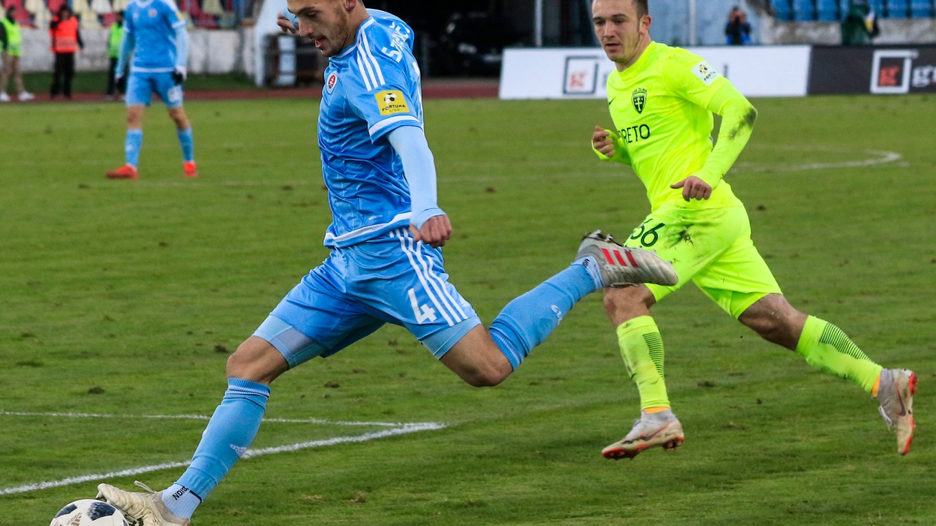 Na snímke zľava Vukan Savičevič (Slovan) a Miroslav Káčer (Žilina) v zápase 18. kola futbalovej Fortuna ligy ŠK Slovan Bratislava - MŠK Žilina.
