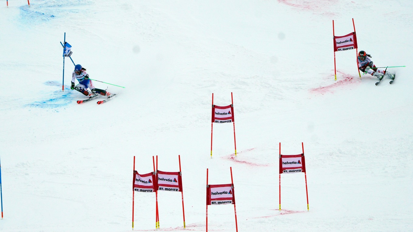 Momentka zo súboja Petra Vlhová (vľavo) - Stephanie Brunnerová v paralelnom slalome v St. Moritzi.