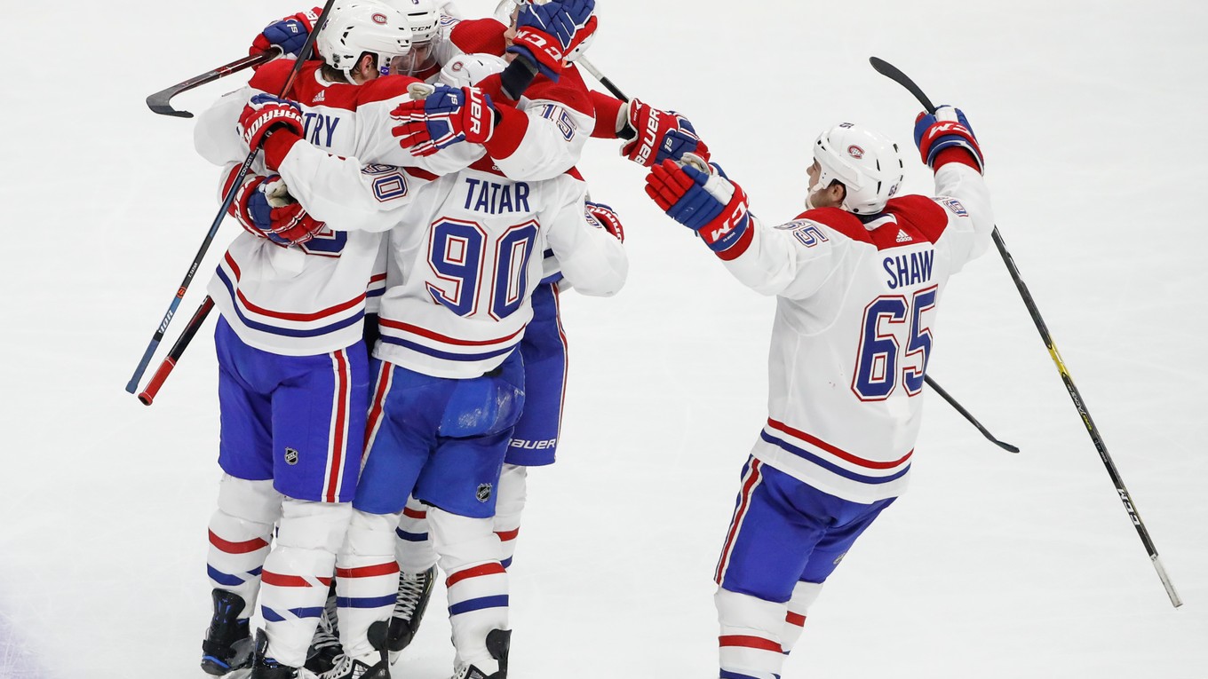 Tomáš Tatar (90) oslavuje víťazný gól so spoluhráčmi z Montrealu Canadiens.