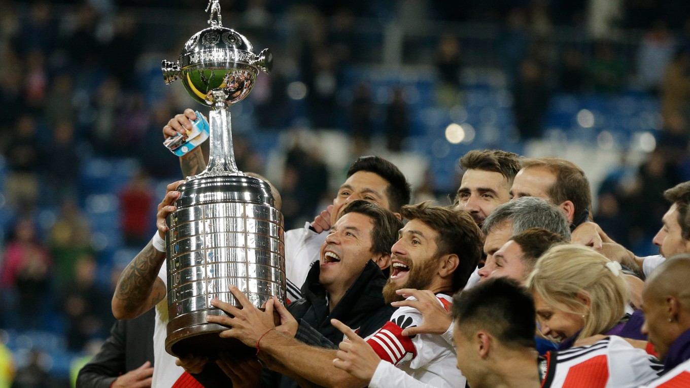 Tréner argentínskeho tímu River Plate Marcelo Gallardo so svojimi zverencami oslavujú s trofejou pre víťaza Pohára osloboditeľov.