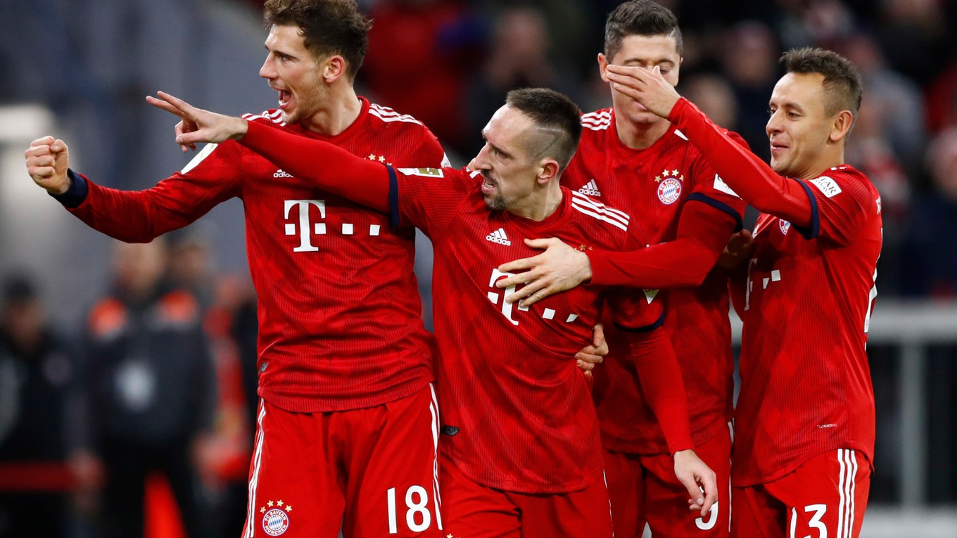 Franck Ribery (druhý vľavo) z Bayernu Mníchov sa teší z gólu so spoluhráčmi v zápase 14. kola bundesligy Bayern Mníchov – 1. FC Norimberg 8. decembra 2018 v Mníchove.