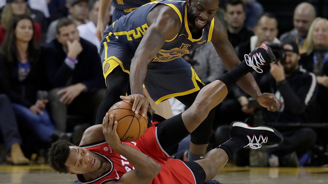 Momentka zo zápasu Golden State - Toronto.