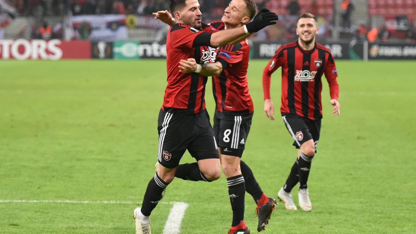 Hráči Spartaka Trnava oslavujú gól v sieti Fenerbahce.