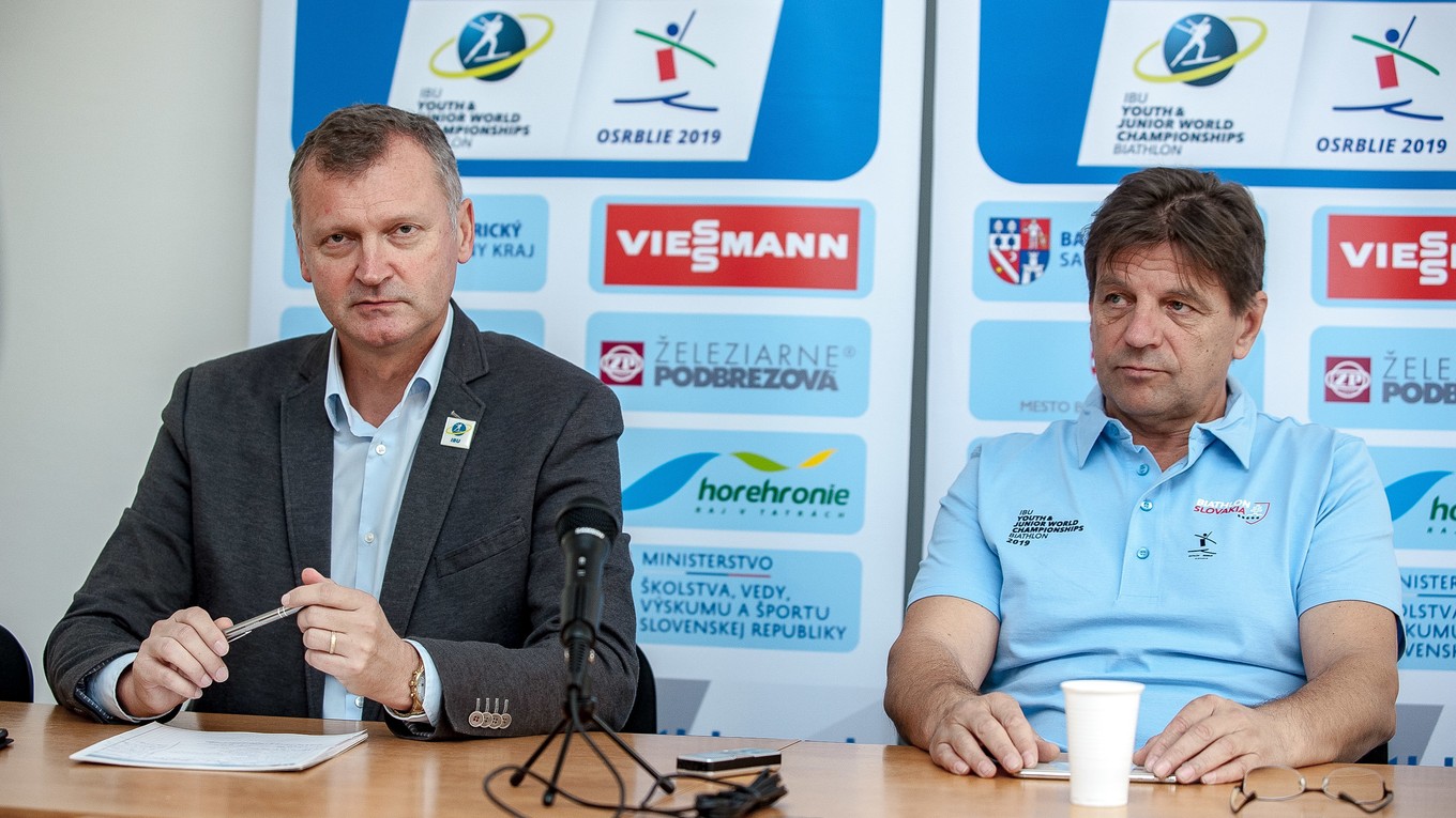 Člen vedenia Medzinárodnej biatlonovej únie (IBU) Ivor Lehoťan (vľavo) a prezident Slovenského zväzu biatlonu (SZB) Tomáš Fusko.