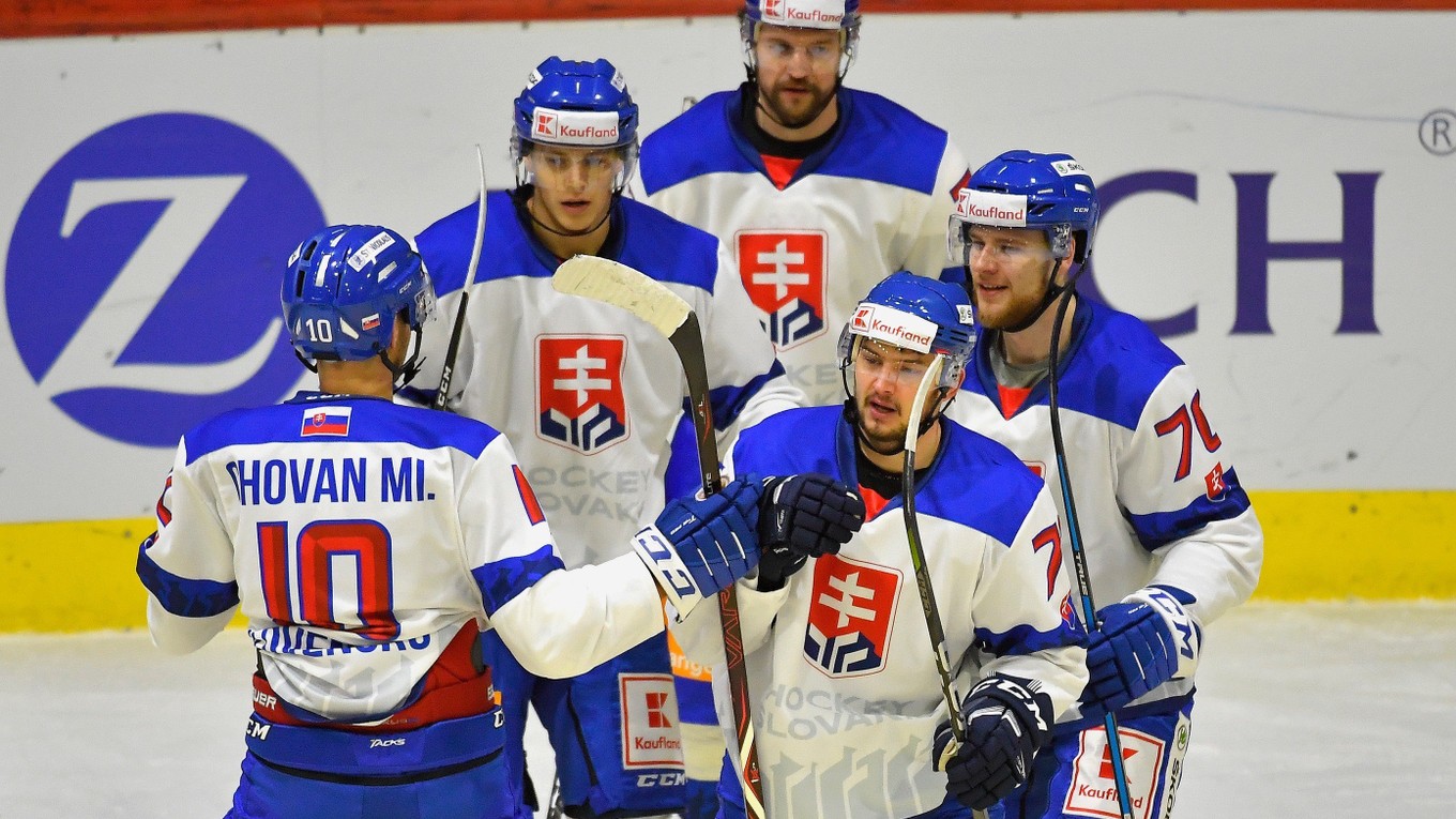 Slovenskí hokejoví reprezentanti sa radujú z gólu.