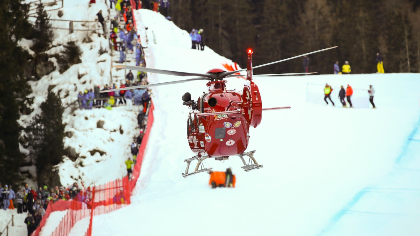 Helikoptéra odváža švajčiarkseho lyžiara Marca Gisina po páde na podujatí Svetového pohára v talianskej Val Gardene.
