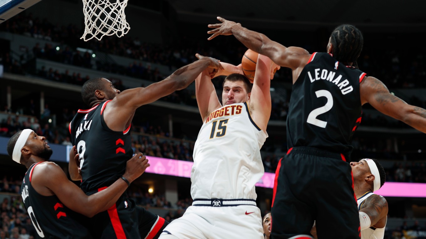 Momentka zo zápasu Denver - Toronto.