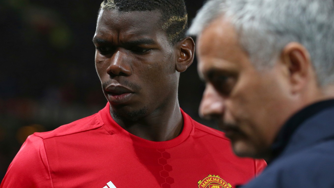 Paul Pogba (vľavo) a už bývalý tréner Manchesteru United Jose Mourinho.