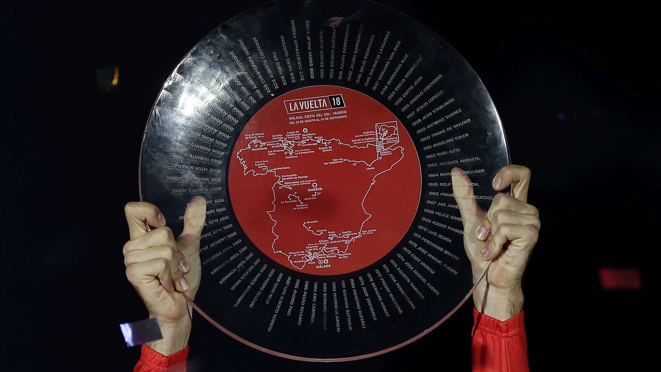 Trofej pre víťaza Vuelty 2018 v rukách Simona Yatesa.