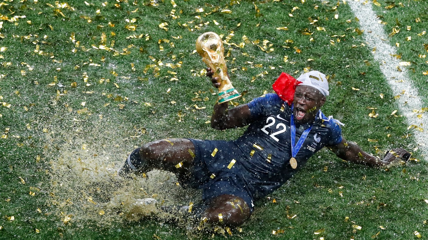 Francúzsky futbalista Benjamin Mendy oslavuje titul majstra sveta vo futbale.