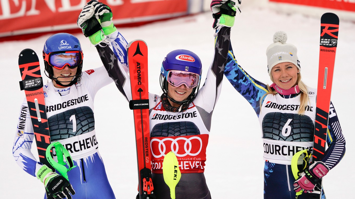 Tri najlepšie pretekárky zo slalomu v Courcheveli. Prvá Shiffrinová (uprostred), druhá Vlhová (vľavo) a tretia Hansdotterová (vpravo).