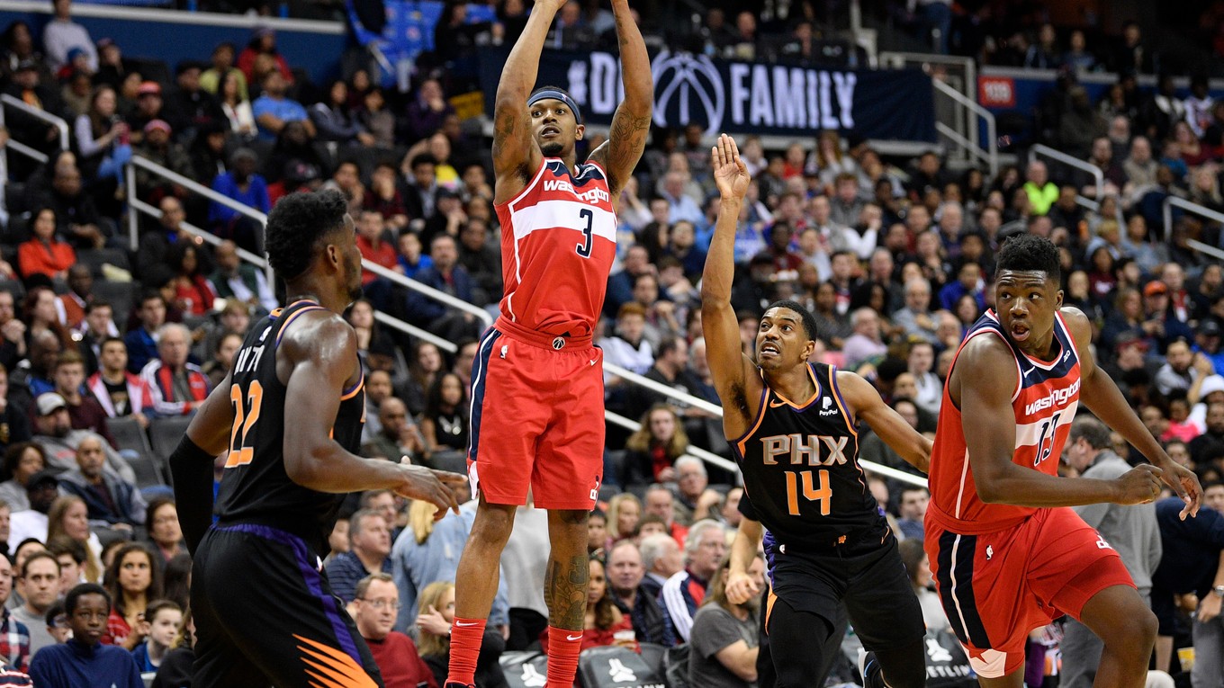 Bradley Beal strieľa.