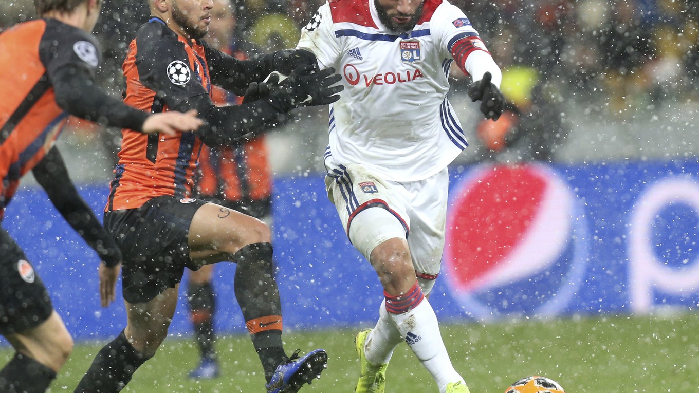 Nabil Fekir (vpravo) v drese Lyonu.