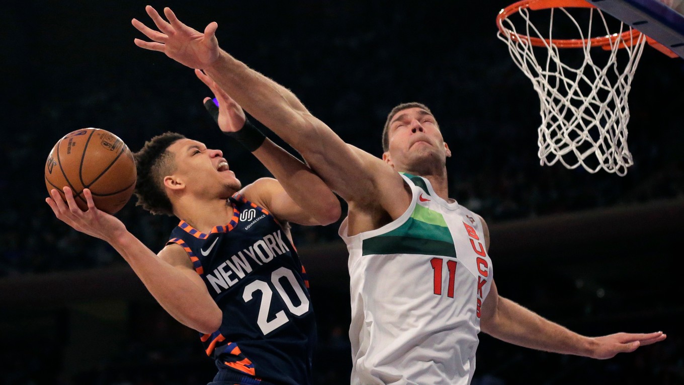 Momentka zo zápasu New York Knicks - Milwaukee Bucks.
