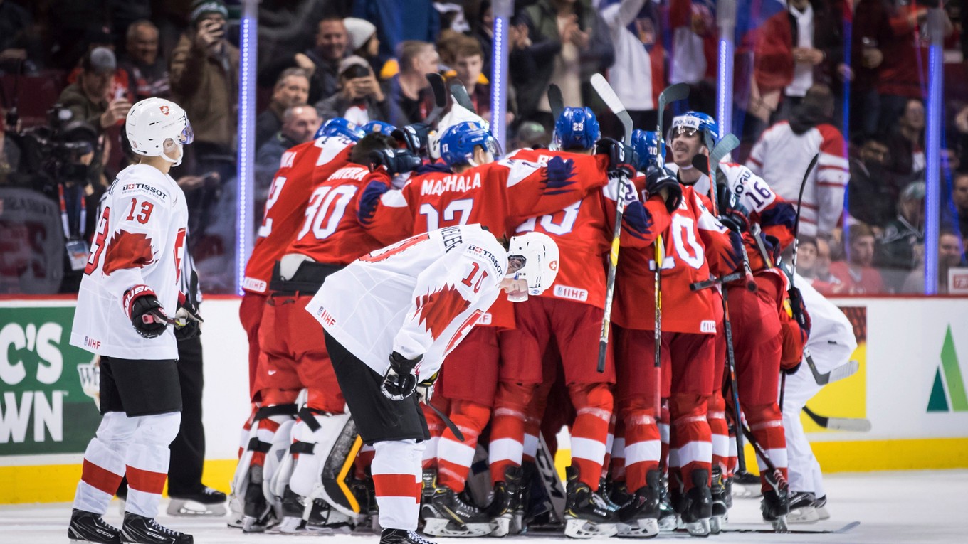 Českí hokejisti sa radujú z víťazstva nad Švajčiarskom na MS v hokeji do 20 rokov 2019.