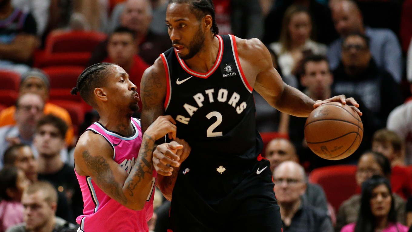 Na snímke vpravo hráč Raptors Kawhi Leonard zaznamenal 30 bodov v zápase basketbalovej NBA Miami Heat - Toronto Raptors v noci na 27. decembra 2018. Vľavo hráč Miami Rodney McGruder.