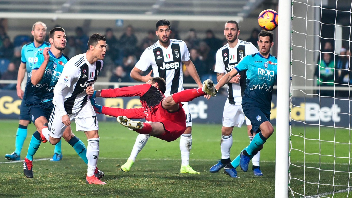 Cristiano Ronaldo strieľa vyrovnávajúci gól v zápase proti Bergamu.