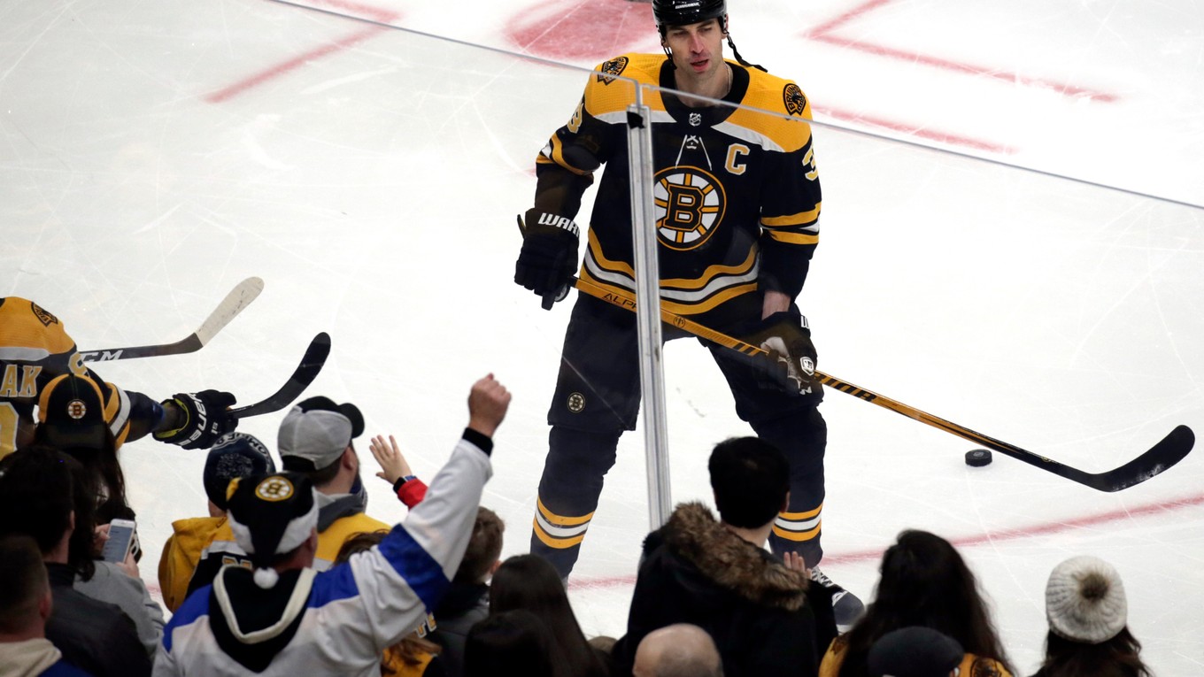 Zdeno Chára sa vrátil na ľad v drese Bostonu Bruins po vynechaní 19 zápasov.
