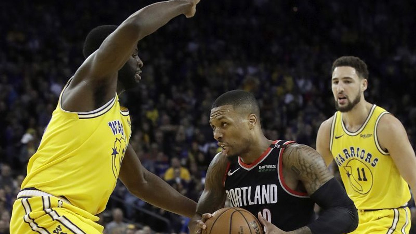Damian Lillard, rozohrávač Portlandu Trail Blazers, útočí na kôš Golden State.