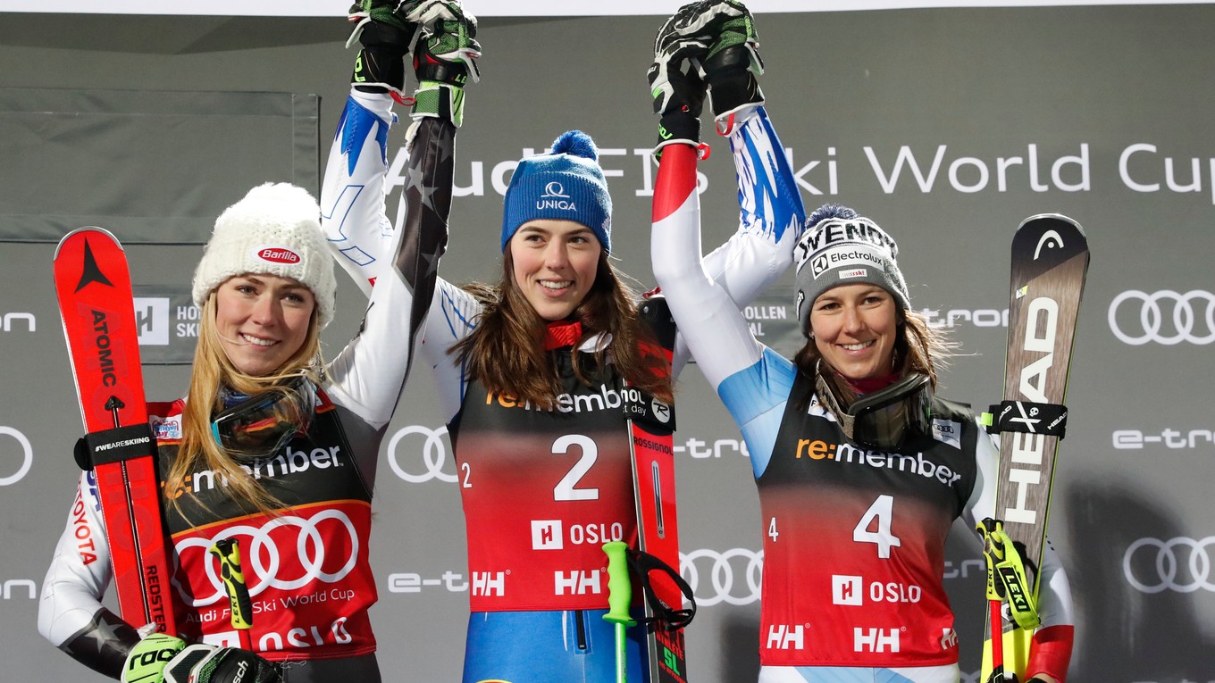 Zľava Mikaela Shiffrinová, Petra Vlhová a Wendy Holdenerová.