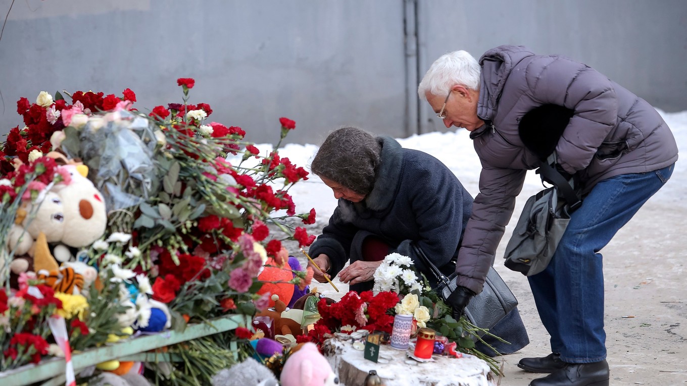 Ruskí občania pokladajú kytice na počesť obetí tragédie.