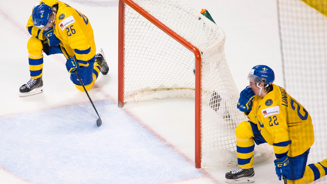 Sklamaní švédski hokejisti po prehre vo štvrťfinále na MS v hokeji do 20 rokov 2019.