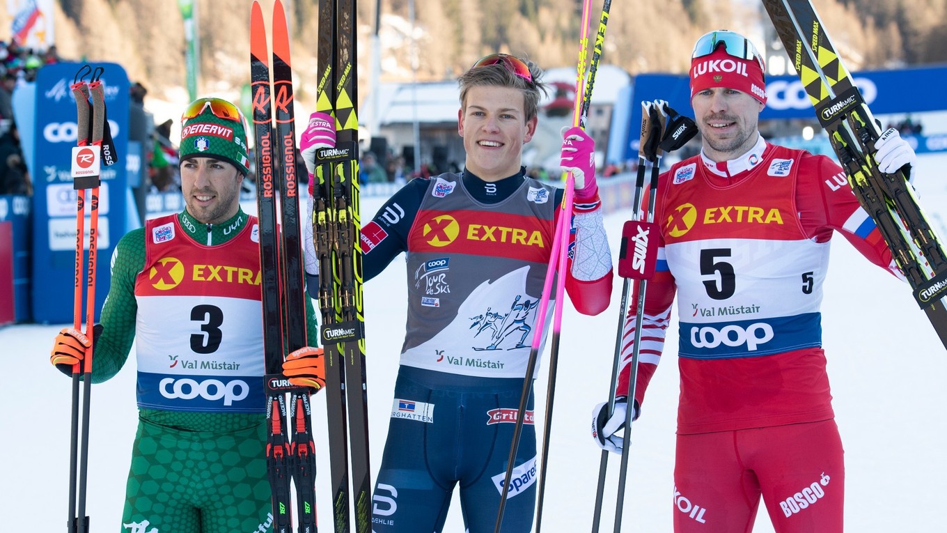Nórsky bežec na lyžiach Johannes Hösflot Kläbo (uprostred) pózuje po triumfe v utorňajšej 3. etape Tour de Ski - šprinte na 1,4 kilometra voľnou technikou vo švajčiarskom Val Müstair 1. januára 2019 - ilustračná fotografia.