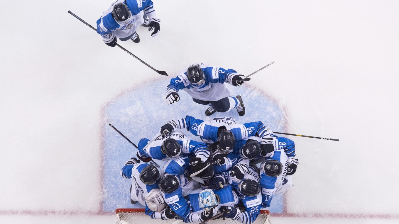 Hokejisti Fínska oslavujú víťazstvo.