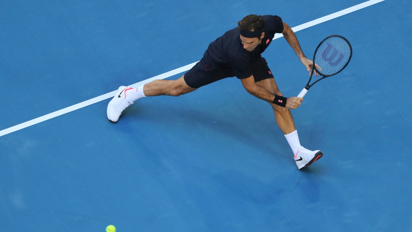Roger Federer v zápase proti Alexandrovi Zverevovi.